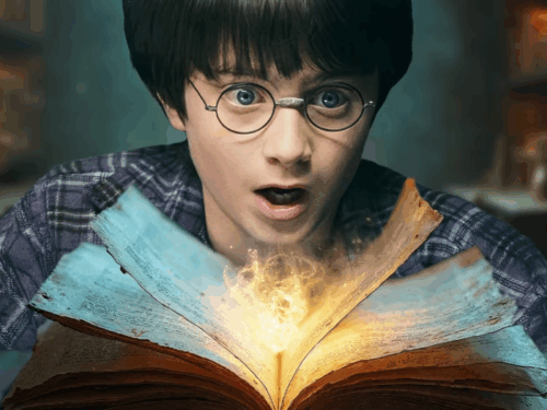 Personagem segurando um livro mágico aberto em uma biblioteca, simbolizando o encanto e a imaginação que os livros despertam no universo geek.