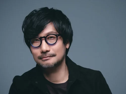 Hideo Kojima, criador de Metal Gear e Death Stranding, posa para retrato com expressão serena. O visionário japonês redefiniu os videogames ao unir cinema, filosofia e emoção, e participa da Brasil Game Show 2025.