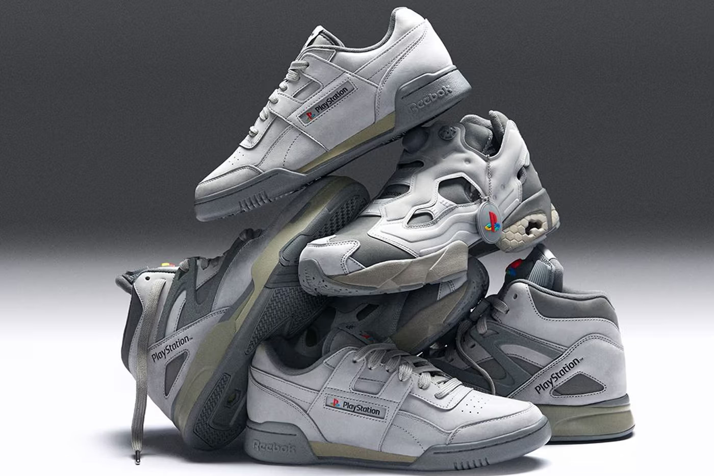 Tênis da coleção Reebok x PlayStation inspirados no design original do console PS1, em tons de cinza e com o logotipo clássico da Sony