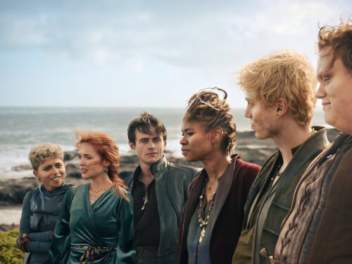 Elenco de “Os Ratos: Uma História de The Witcher” em cena à beira-mar, novo filme da Netflix que expande o universo da série antes da 4ª temporada.