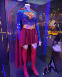 Imagem de Supergirl exibida na CCXP25, usada para ilustrar a revelação do novo uniforme oficial da personagem no DCU.