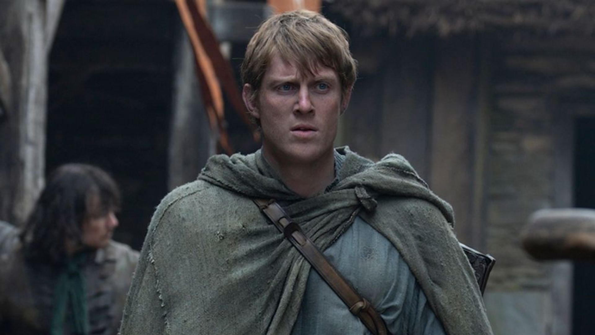 Dunk caminha por uma vila de Westeros em O Cavaleiro dos Sete Reinos, vestindo roupas simples de cavaleiro andante