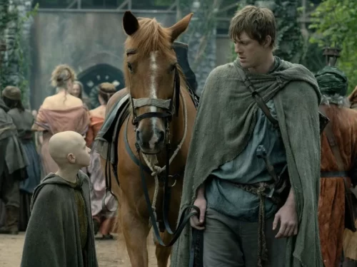 Dunk e Egg caminham juntos por Westeros ao lado de um cavalo em O Cavaleiro dos Sete Reinos