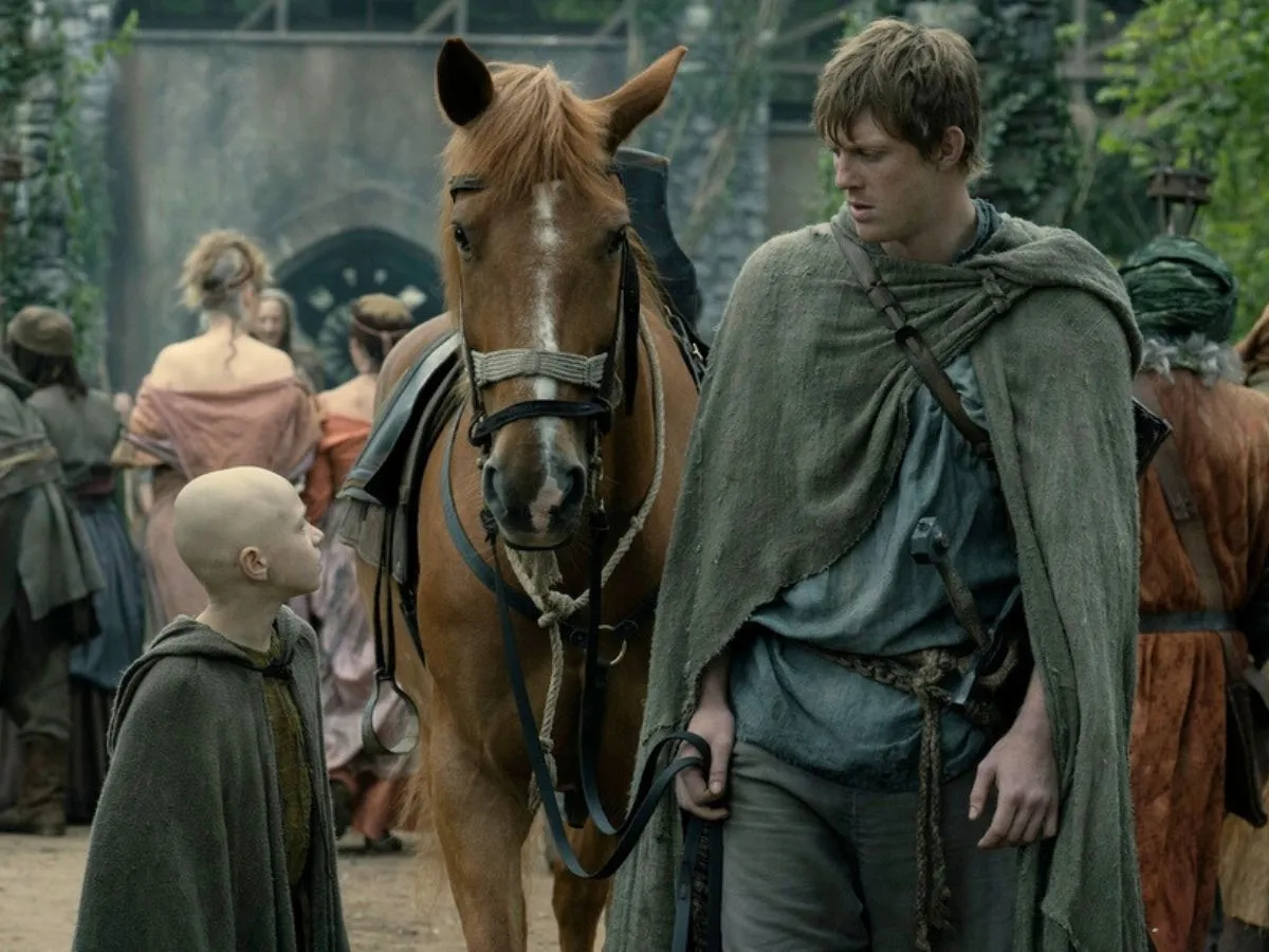 Dunk e Egg caminham juntos por Westeros ao lado de um cavalo em O Cavaleiro dos Sete Reinos